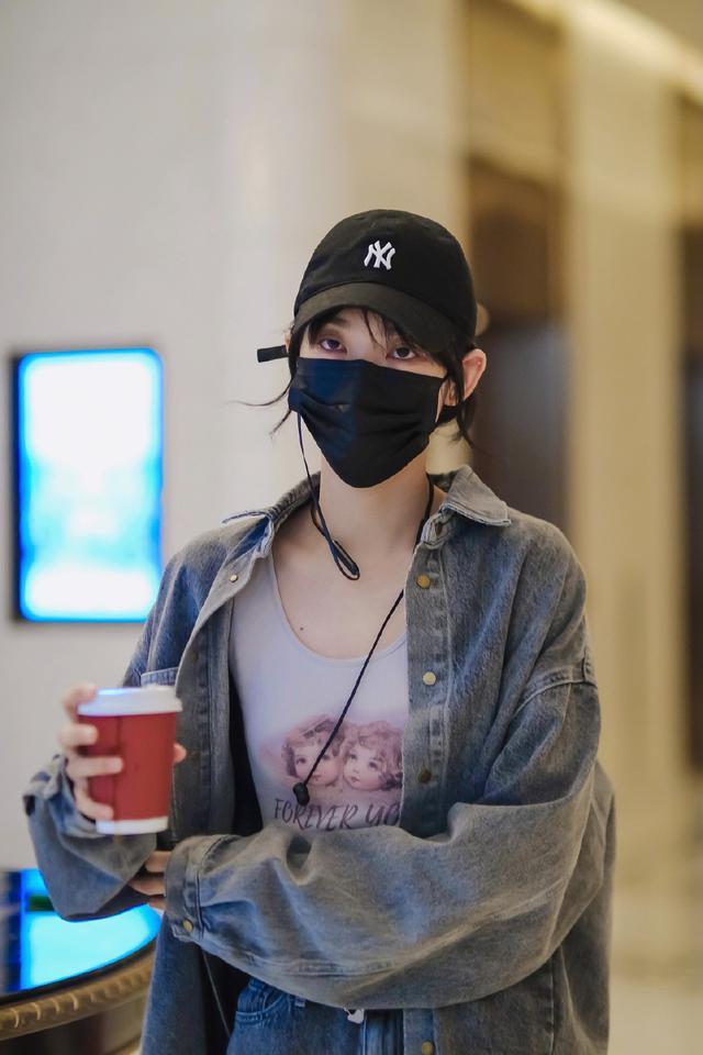 曾可妮超模写真,曾可妮机场穿搭蓝色上衣短裤