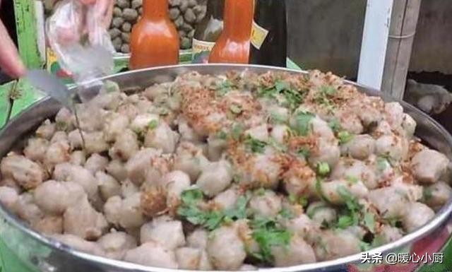 大妈校门口卖罕见小吃半天卖出,小伙街头卖小吃10元1个日卖400个