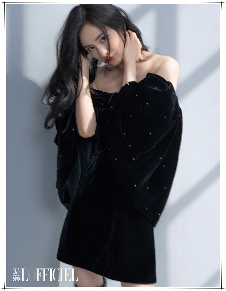 杨幂活动新照曝光罗裙轻摆美呆了 (杨幂跪坐瘦腿)