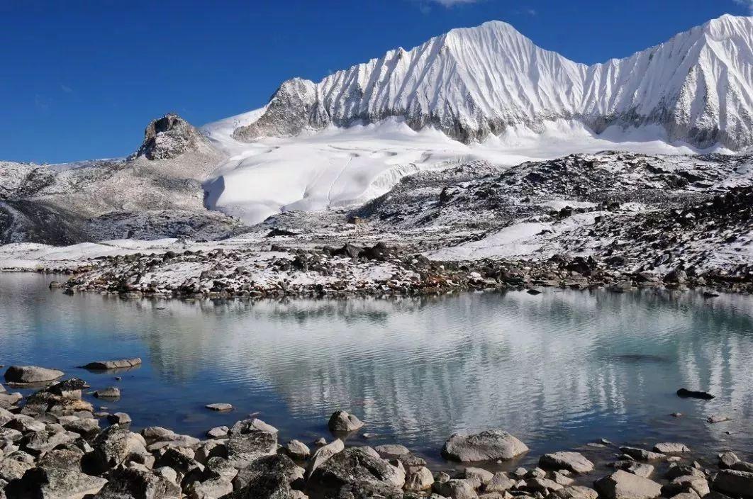高海拔暴风雪,暴风雪徒步攀爬珠穆朗玛峰