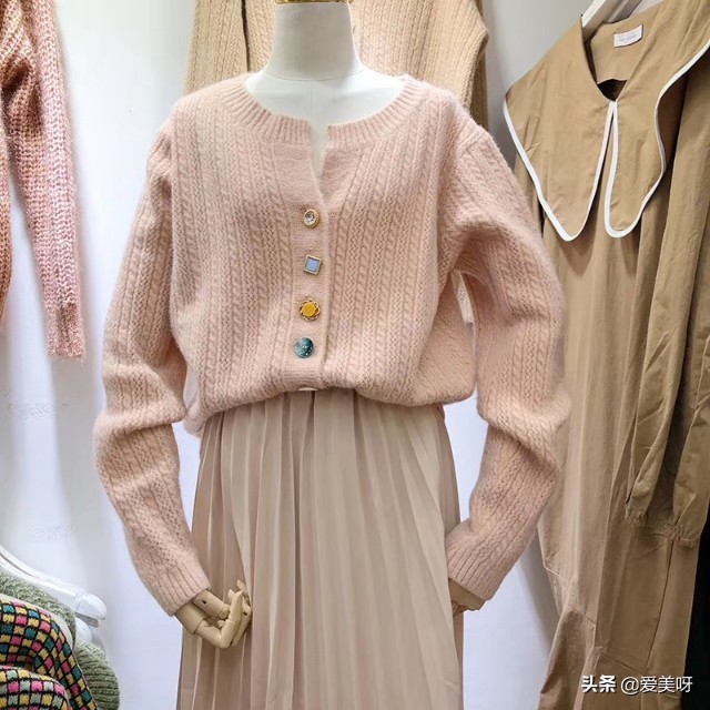 深灰色大衣搭配什么颜色毛衣好看,大衣里配什么暖和又洋气