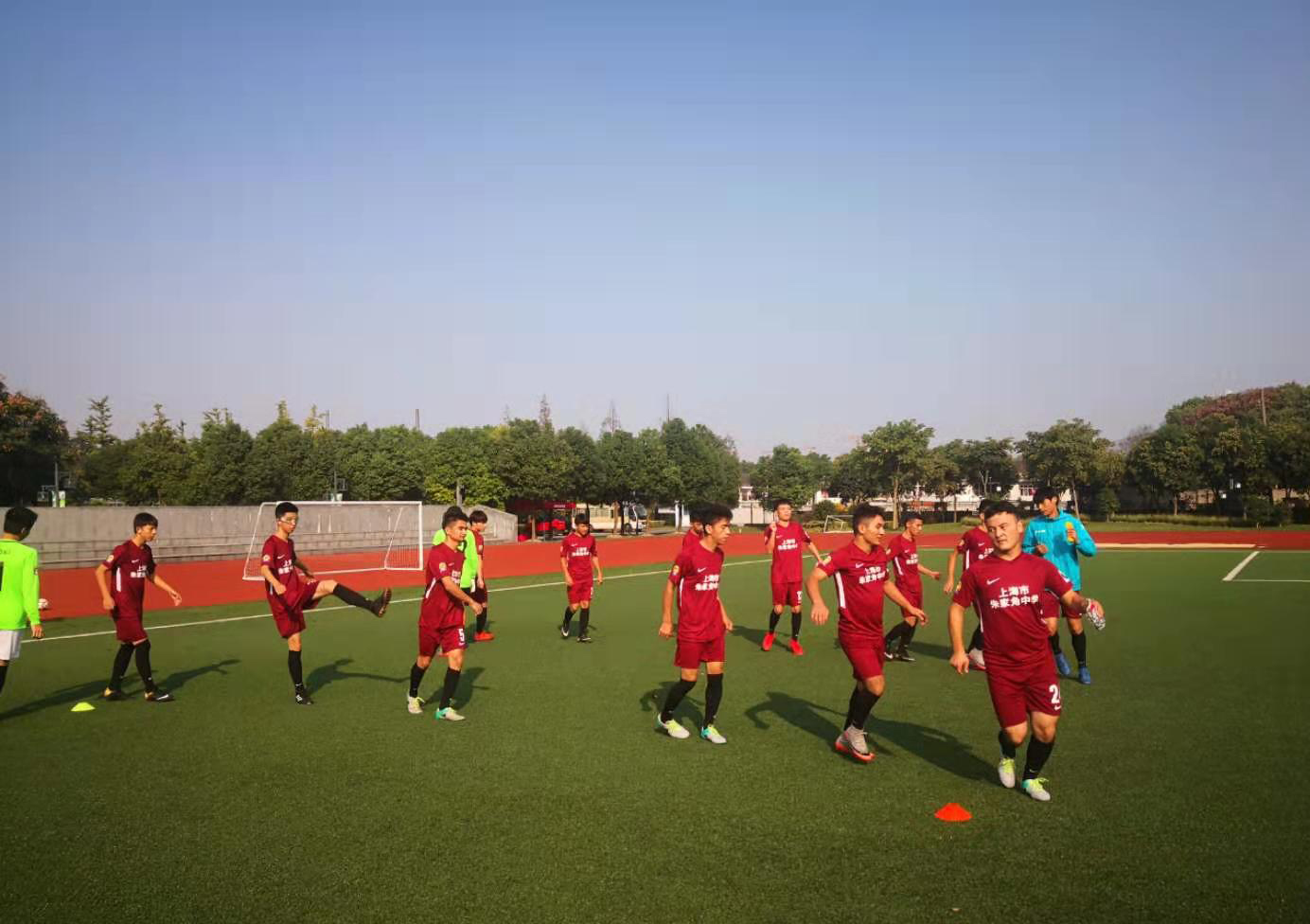 在这所淀山湖畔的青青校园里，动感足球也能有“书香文气”