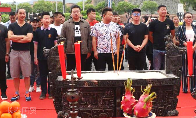 杨烁携家人出游夫妻同框似两辈人,杨烁陈赫