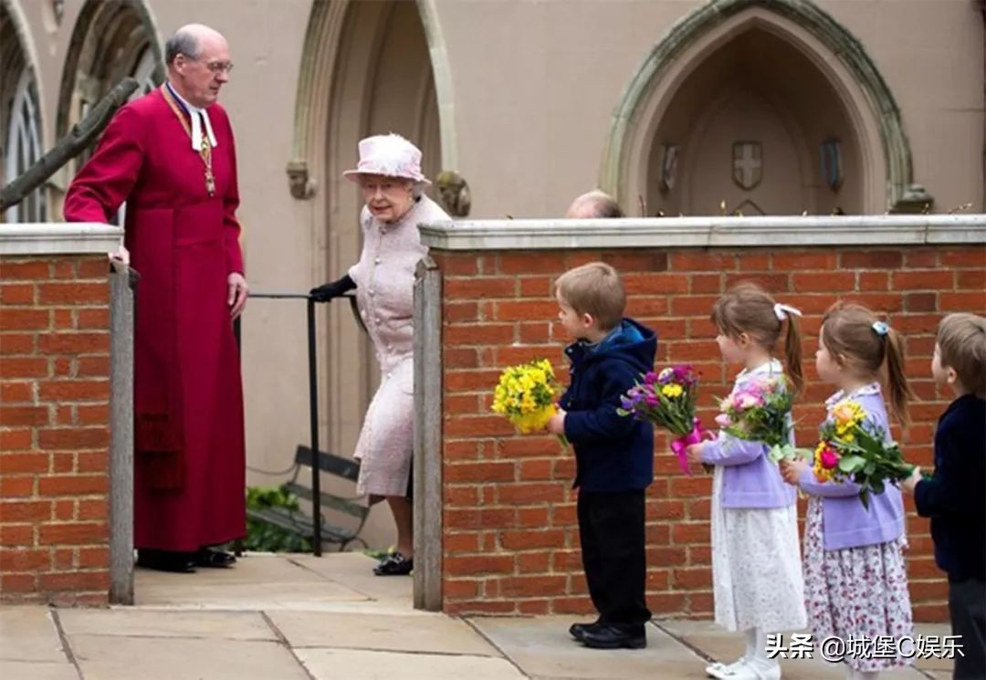 92岁英女王凯特,英女王接受小朋友献花