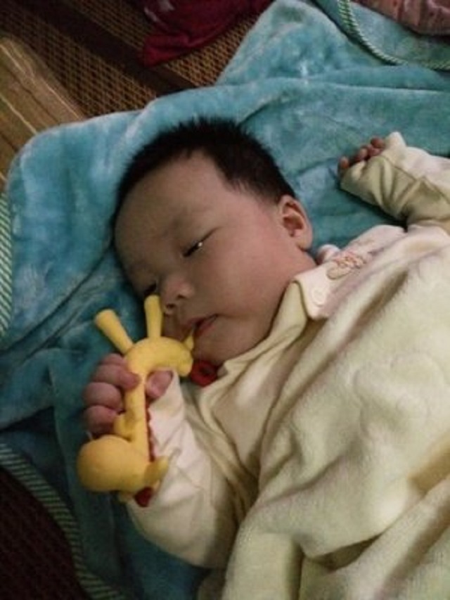 孩子对一件衣服依恋怎么办,孩子恋旧以前的衣服都不让扔