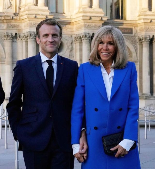 马克龙真暖心，帮布丽吉特整理领口怕走光，真爱程度不亚于查尔斯