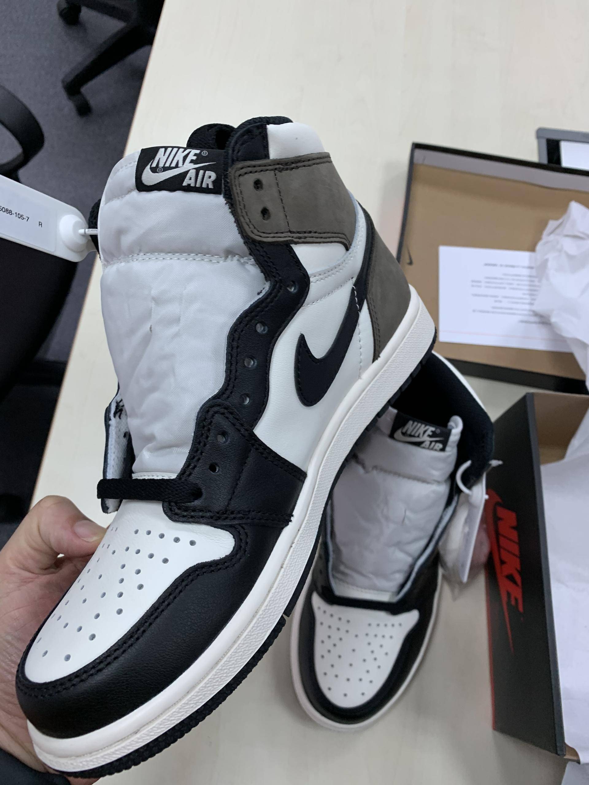 入手小倒钩AirJordan1DarkMocha
