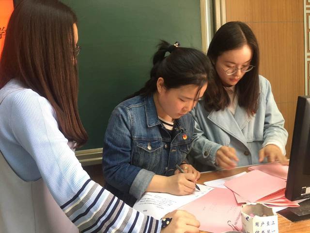 985大学生半夜打游戏,大学生宿舍通宵打游戏