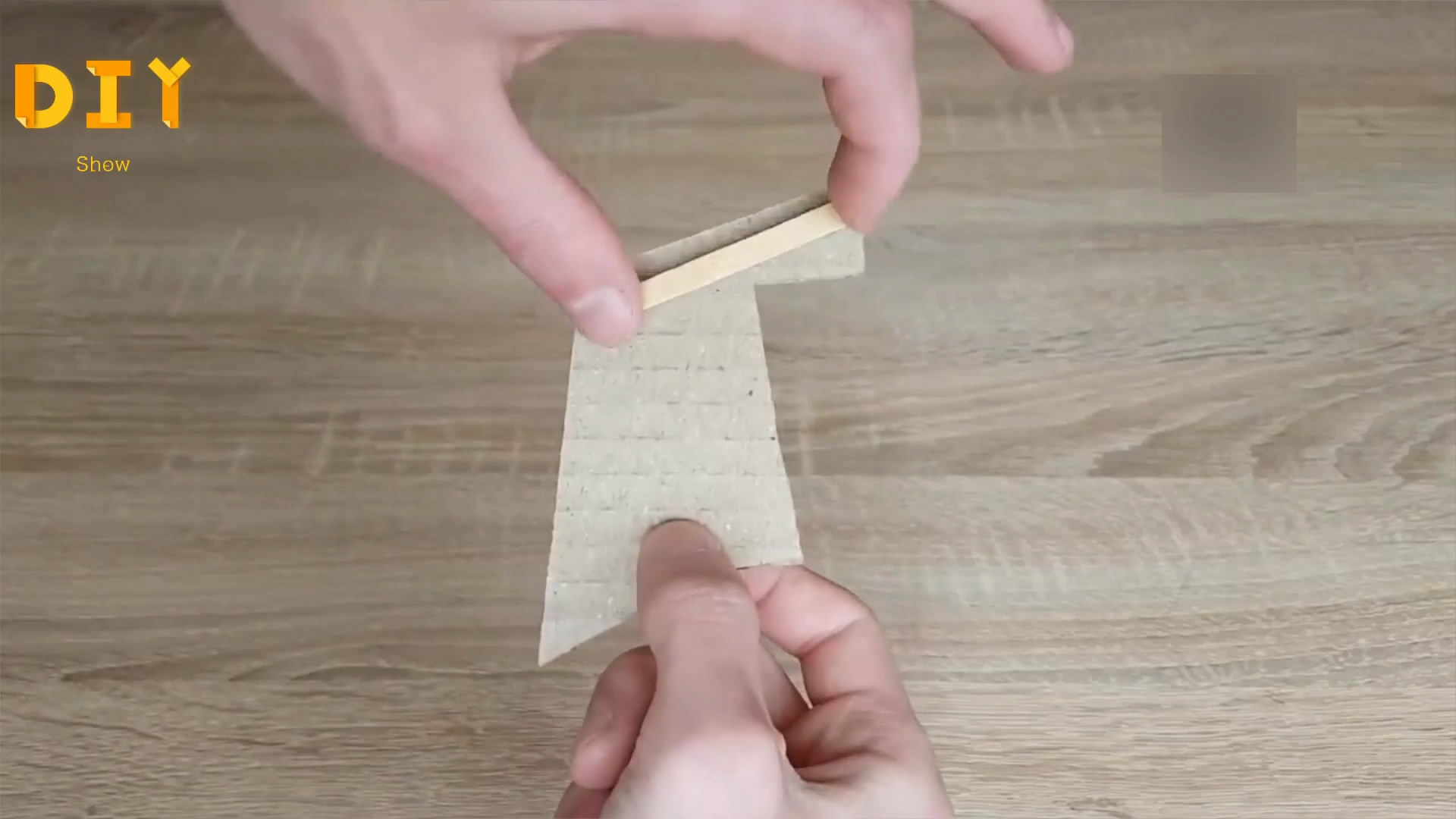 如何用纸板制作遥控车,用纸做遥控玩具车