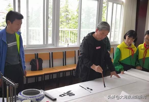 洛阳市小学生书法大赛,篆刻名家走进校园活动现场