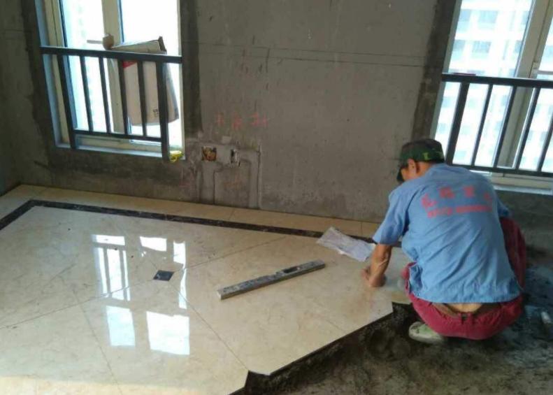 德国人贴瓷砖用瓷砖胶，中国师傅多数用水泥砂浆，到底哪种更好？