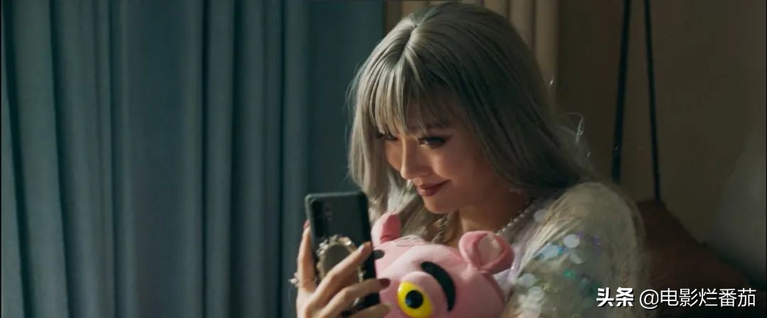 25分钟，她当着镜头把衣服一件件脱干净，只为表达中国女性困境