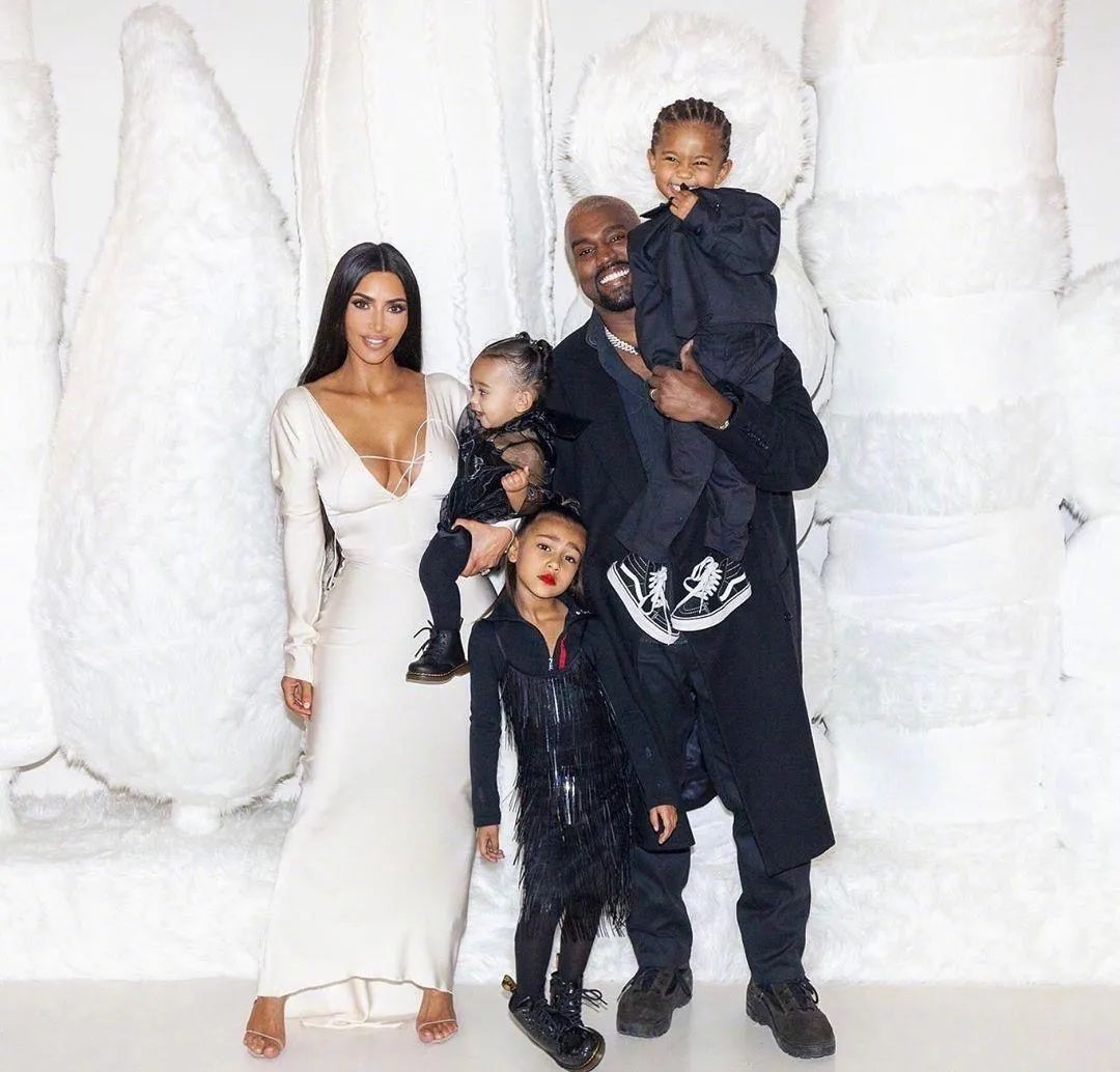 爱情虽然不值钱但是用钱买不来,爱情可以没有但是钱不行