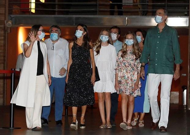 zara穿背心,西班牙王后莱蒂齐亚zara