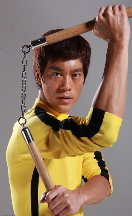 陈国坤少林足球片段李小龙,李小龙饰演者陈国坤真有功夫吗