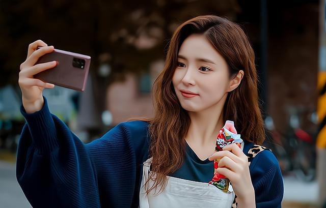 女子给前任发结婚请柬,给前任寄自己的结婚请柬