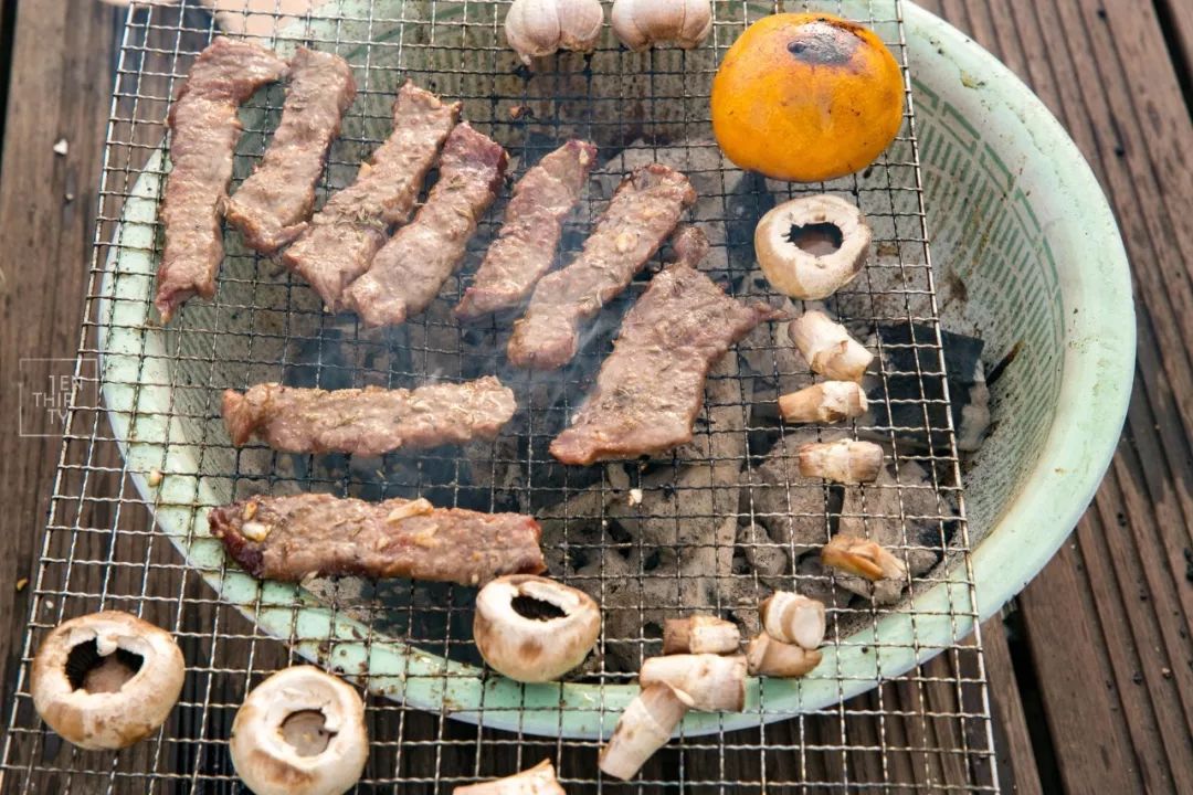 趁着午休两小时，他们在天台上组了个jió盆烤肉趴