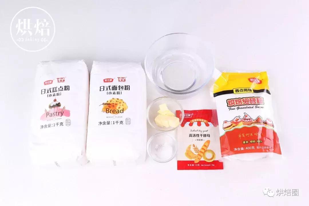 像这样把饼干皮覆在面包上就能烤出一大波孩子都爱的刺猬面包~