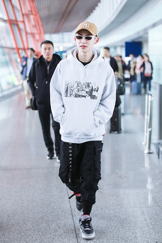 李易峰，吴亦凡等众多明星AJ鞋搭配，潮男潮女一个没少