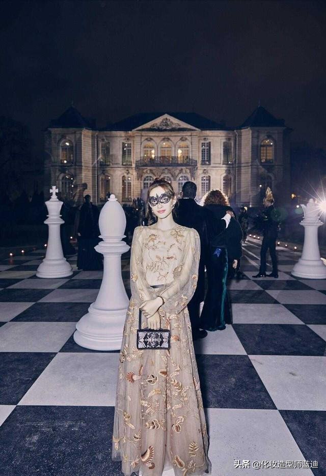 刺绣高级感连衣裙怎么搭配,越简单越好的连衣裙