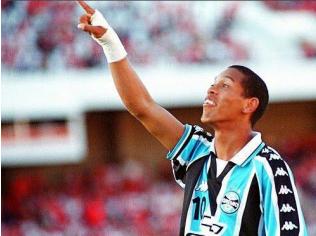 世界足坛第一人小罗,小罗从球王变囚王