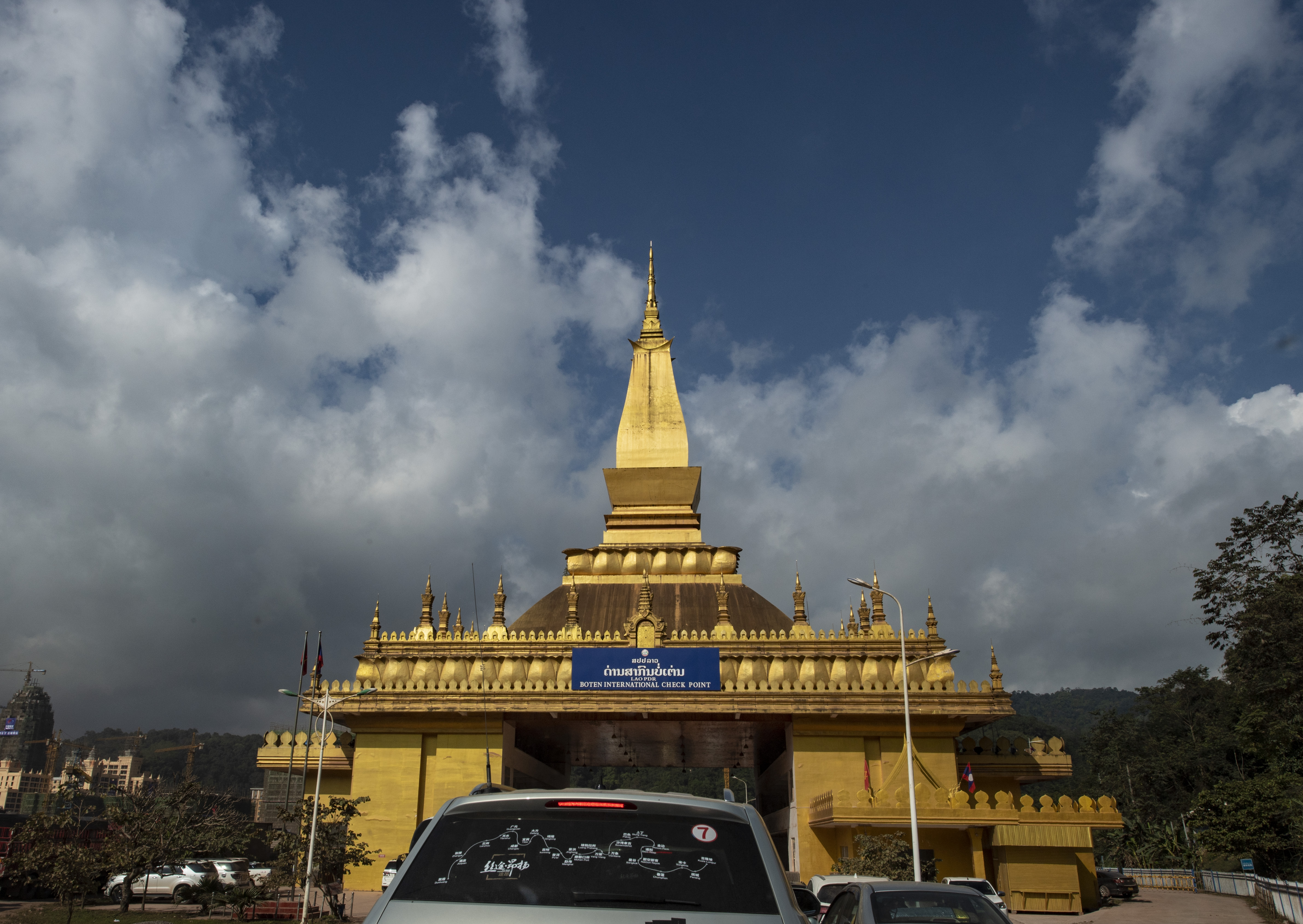 过了边境线的人,过了国境线再走多长公里出国