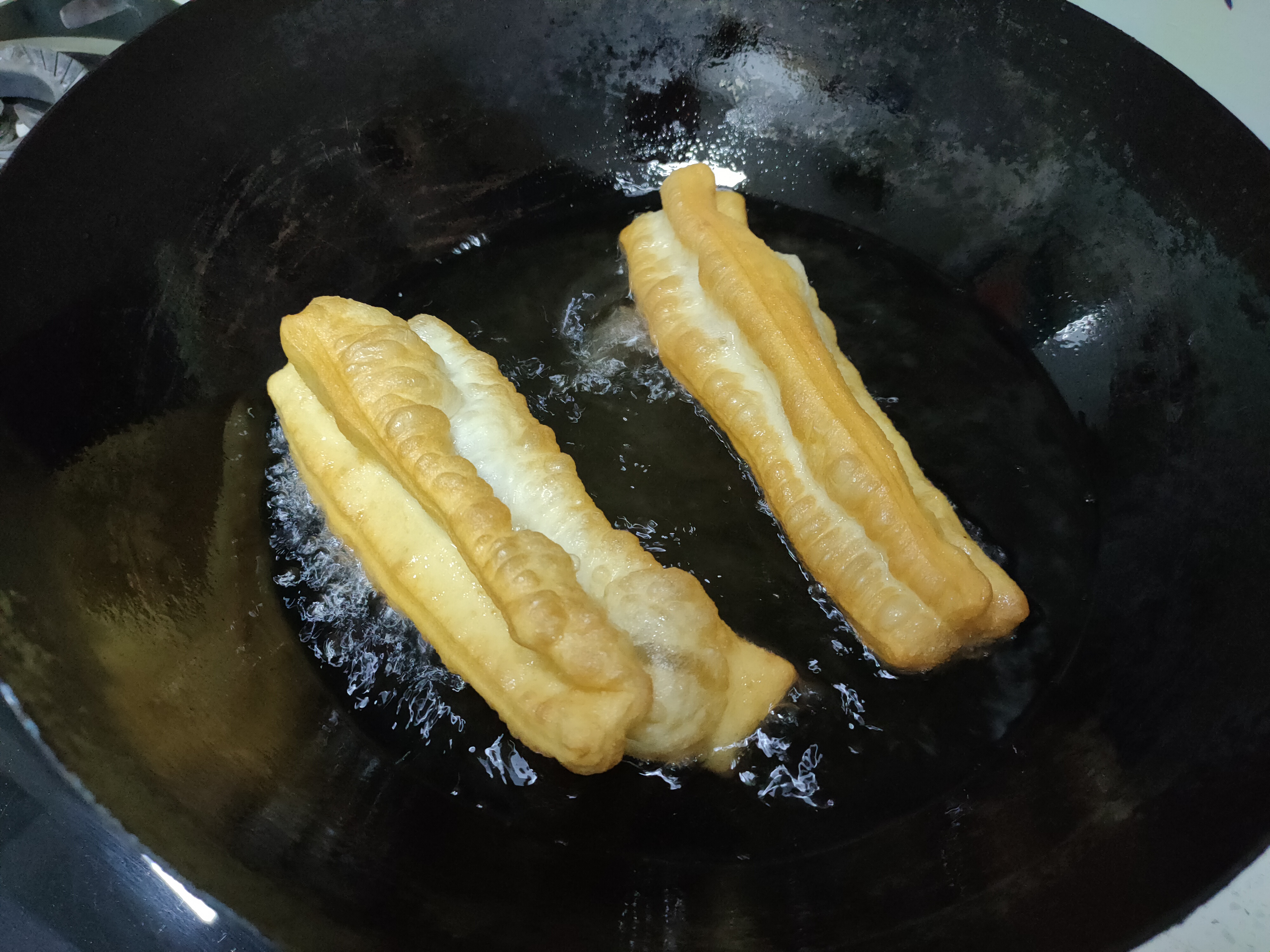 泡打粉炸油条的技巧和配方酥脆,油条怎么炸又酥又脆不用泡打粉