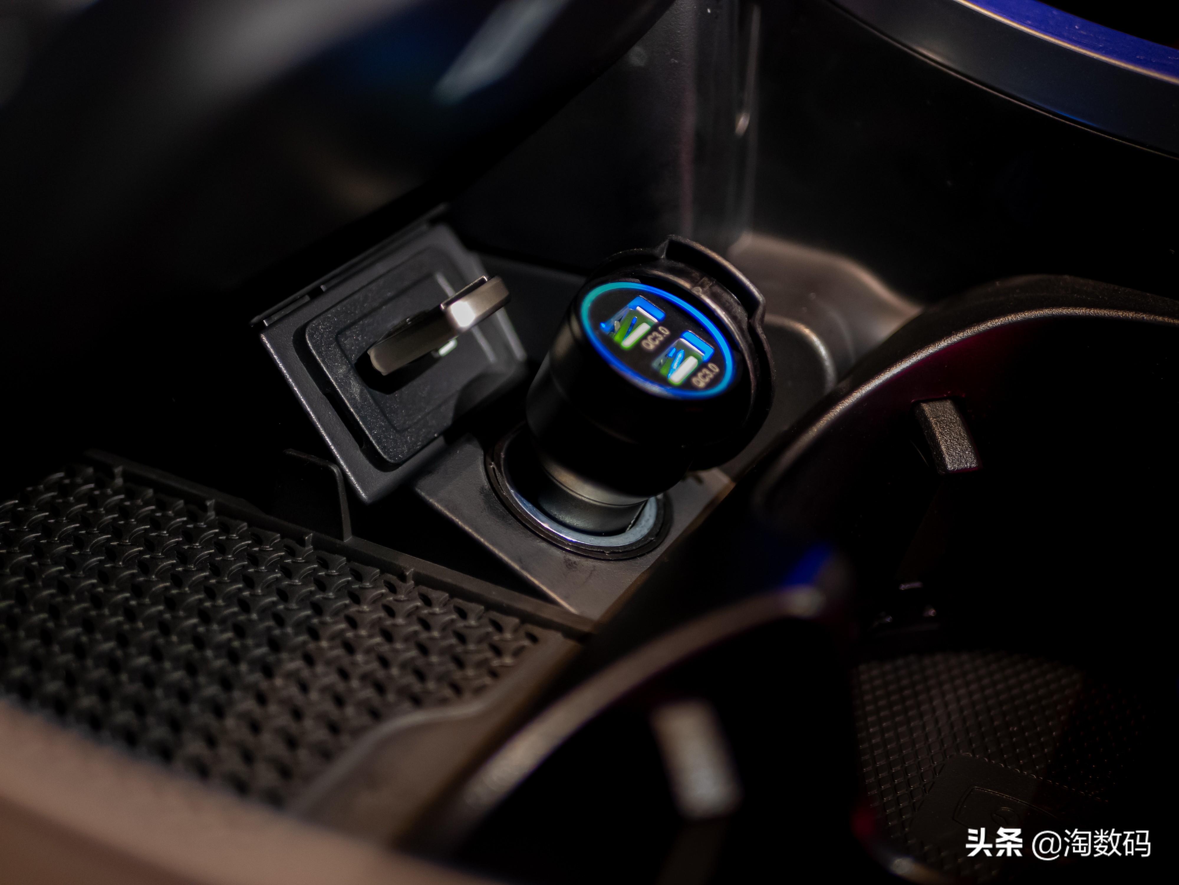 老USB口被淘汰？全车5个Type-C，只好上双口U盘放歌了