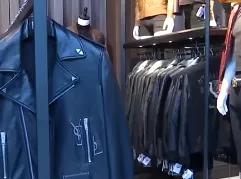 花一千多买的皮衣，用手一撕就破！老板辩解却当场“翻车”