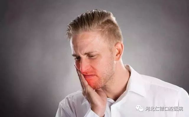 牙齿一咬硬东西就疼怎么回事,补过的牙齿咬了硬物痛起来怎么办