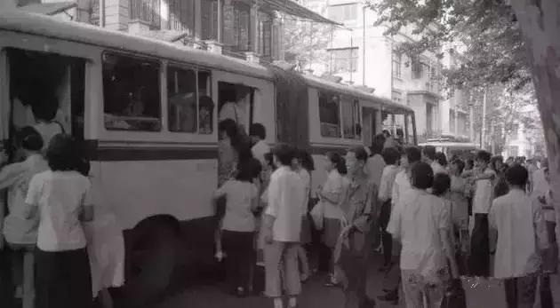 鎴戜滑鐨勮蹇嗘濡備竴鏉℃祦鍔ㄧ殑澶ф渤,绌垮煄璁板繂