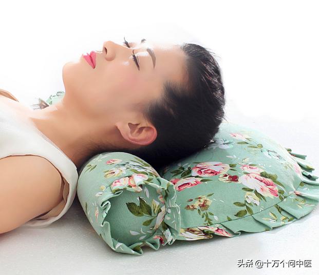 枕啤酒瓶能治颈椎骨刺吗,枕头下放个啤酒瓶能治颈椎