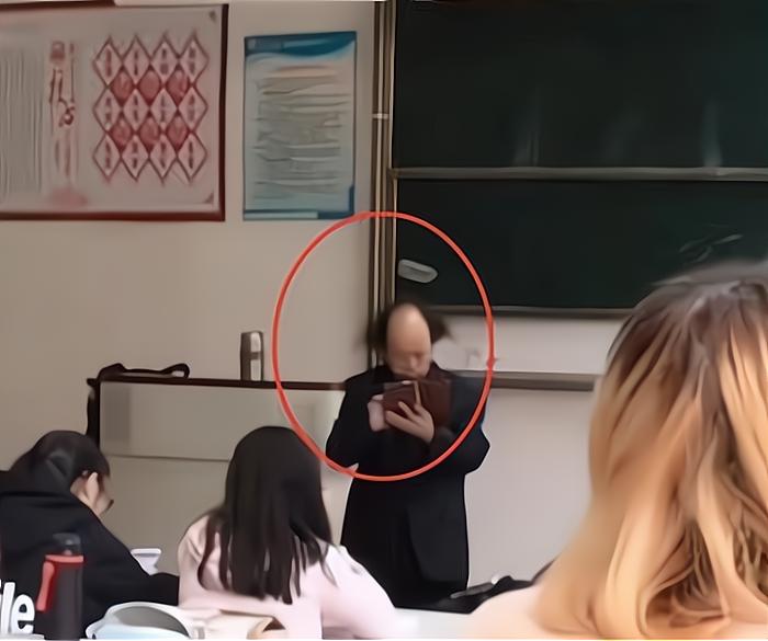 学生偷拍老师尴尬瞬间,偷拍老师镜头反转