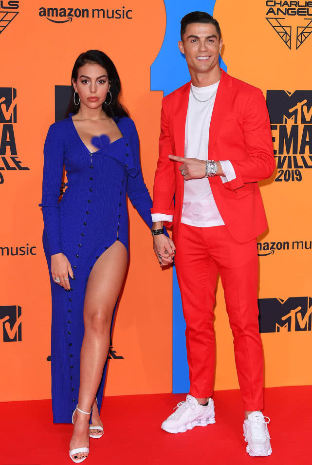 乔治娜最新出席活动红色长裙,乔治娜穿粉色裙子的时候照片