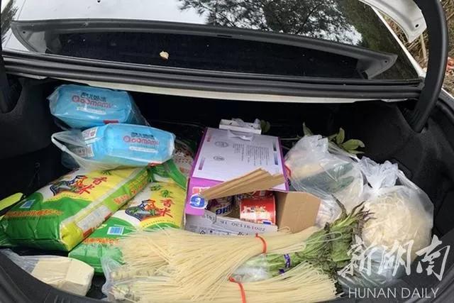 疫情当前，她们变身送菜队、厨娘、代购员、无人机女飞手……