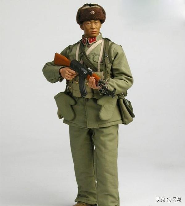 1962年攻下印军仓库,战士穿印度军装,吃印度罐头,猛追逃敌