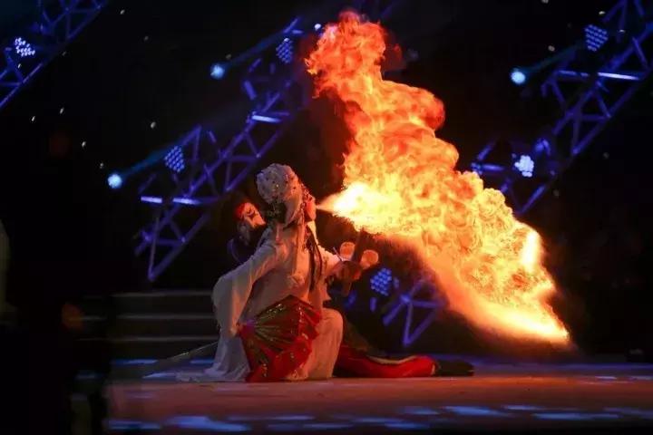 秦腔吹火绝活视频,秦腔吹火绝技连珠火