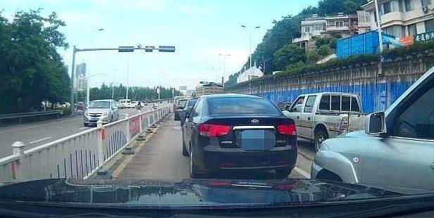 在路上堵车时遇到加塞的车怎么办,堵车时被加塞不要冲动