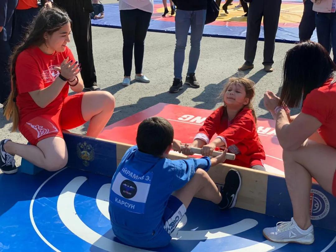 70岁老头把30岁按在地上摩擦，这就是肌肉的魅力​