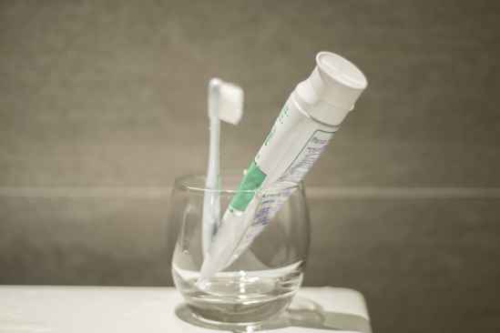 牙膏涂在脸上需要几分钟,牙膏涂脸上可以去皱纹吗