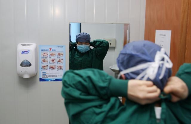 探访隔离病房奋战一线的白衣战士,看望慰问疫情防控一线值守人员