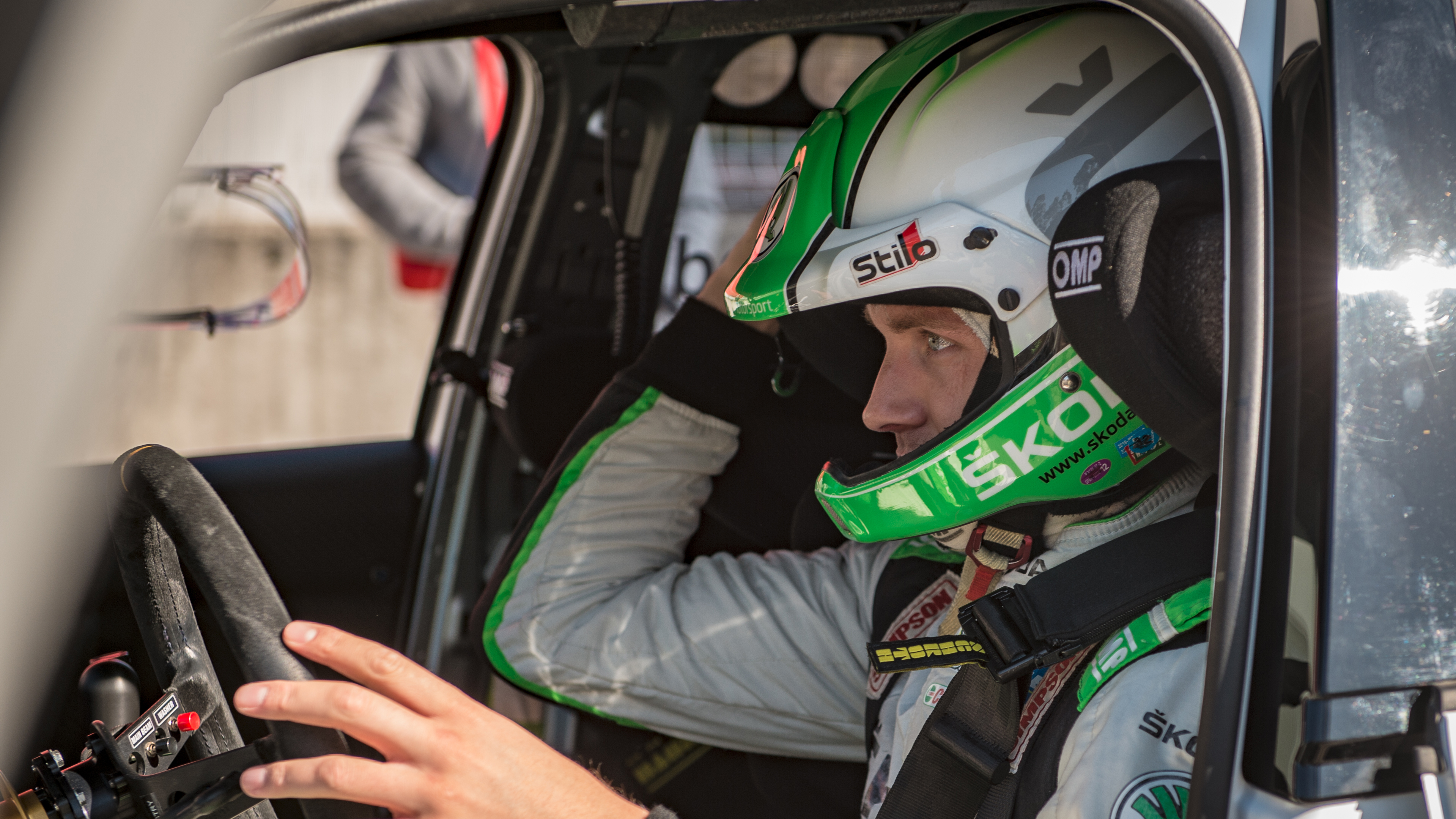 开车穿什么款式的鞋舒适,开车穿鞋子最舒服耐穿