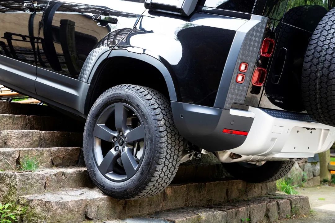 最新路虎卫士越野车,路虎卫士固特异at胎