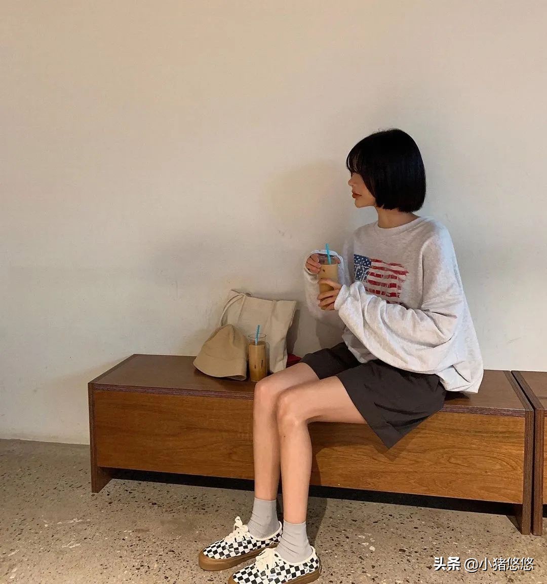 连帽卫衣白色帆布鞋高级穿搭,绿色卫衣配帆布鞋还是老爹鞋