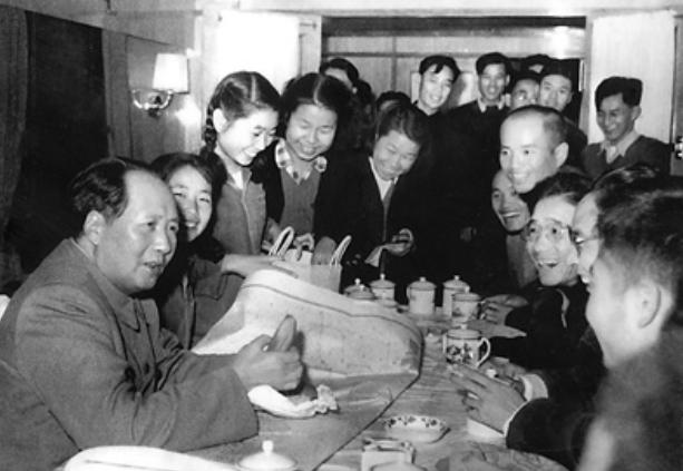 1976年毛主席逝世，联合国降半旗，世界各国都有何反应？