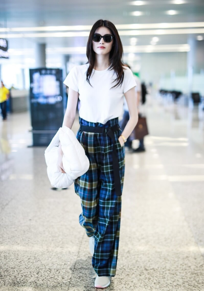 墨绿色上衣搭什么颜色的裤子好看,墨绿色上衣配什么色的裤子好看