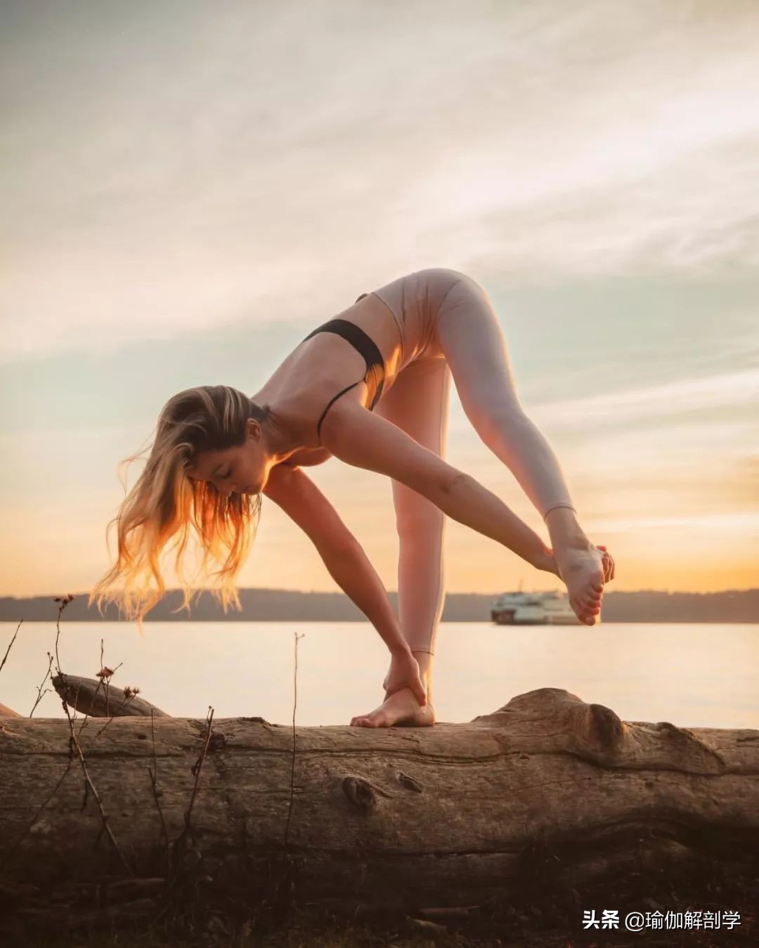 瑜伽瘦肚子最有效的动作,瘦肚子丰胸最快的动作床上瑜伽