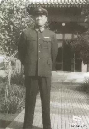 荣获三枚一级勋章的开国中将，第二炮兵首任政委，毛主席夸他是个好同志