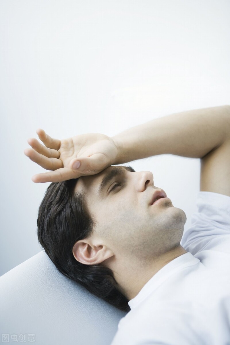 半夜醒来发现床上有一条小蛇,晚上看到一条蛇小说