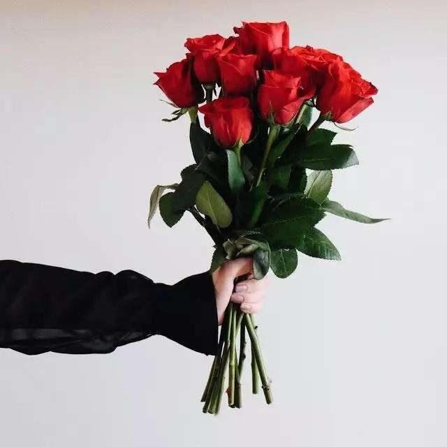 鲜花买回家一天就蔫了怎么办,鲜花拿回来瞬间就蔫了